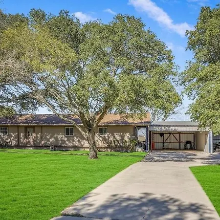 Schertz Country Farmhouse On 1 Acre With Gameroom